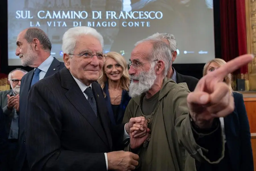 Il presidente della Repubblica Sergio Mattarella con Don Pino Vitrano, presidente della Missione di Speranza e Carità, in occasione della proiezione in anteprima del film il 5 ottobre scorso a Palermo