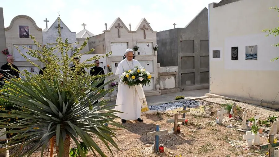 Il Papa a Lampedusa: «Qui parlano i gesti»