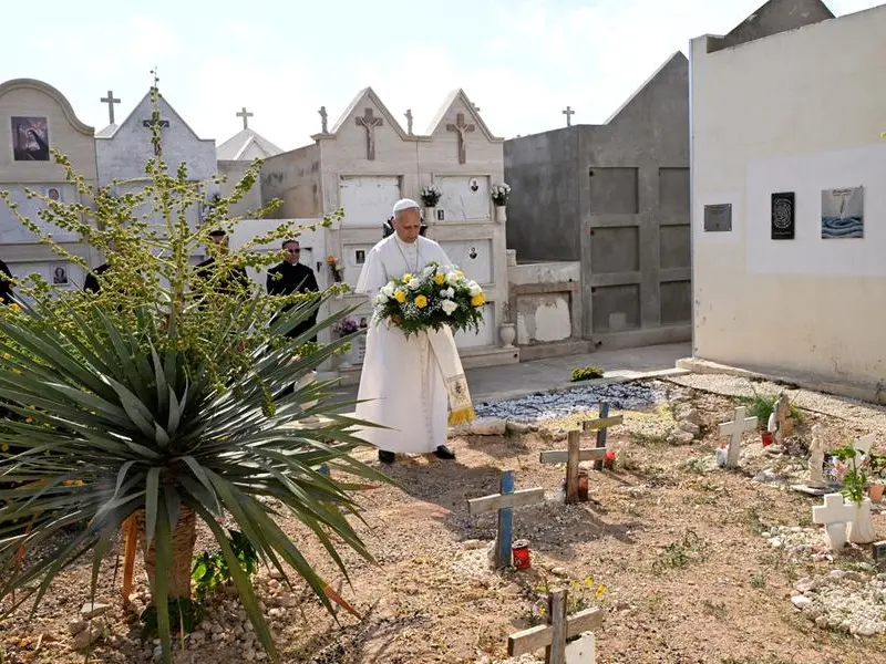 Il Papa a Lampedusa: «Qui parlano i gesti»