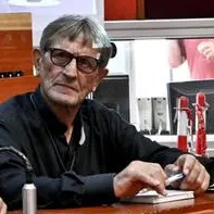 Don Maurizio Patriciello, parroco del Parco Verde di Caivano, con Don Aniello Manganiello (d) parroco del rione Don Guanella di Scampia ed l'ex Pm anticamorra e consigliere comunale Catello Maresca oggi al Consiglio comunale di Napoli per un incontro della commissione anticamorra della Campania dal titolo ' Mo' Basta' 12 settembre 2023. ANSA/CIRO FUSCO