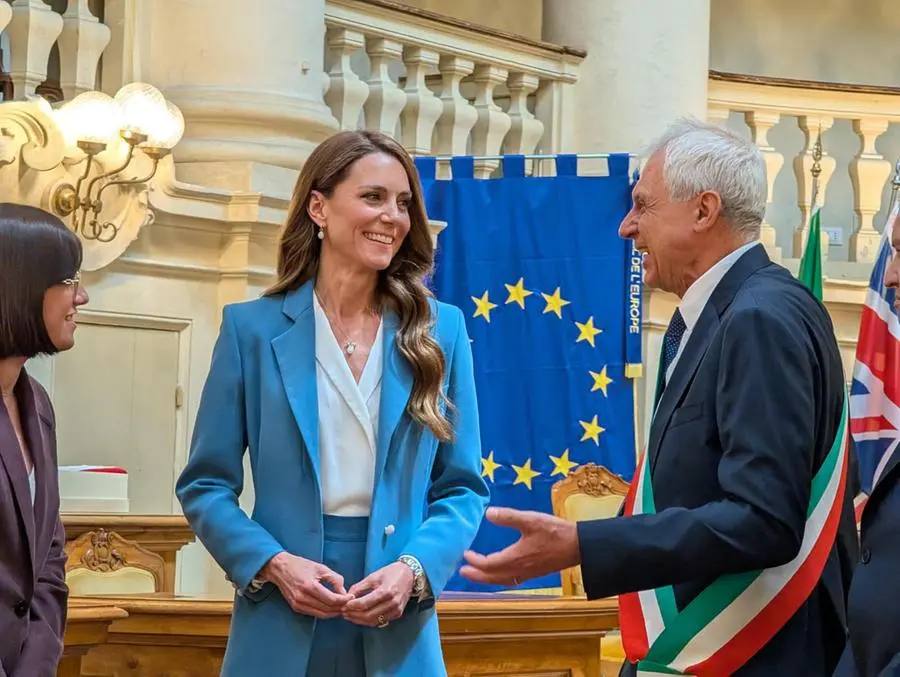 La principessa del Galles Kate Middleton nella sala del tricolore in comune a Reggio Emilia accolta dal primo cittadino Marco Massari.