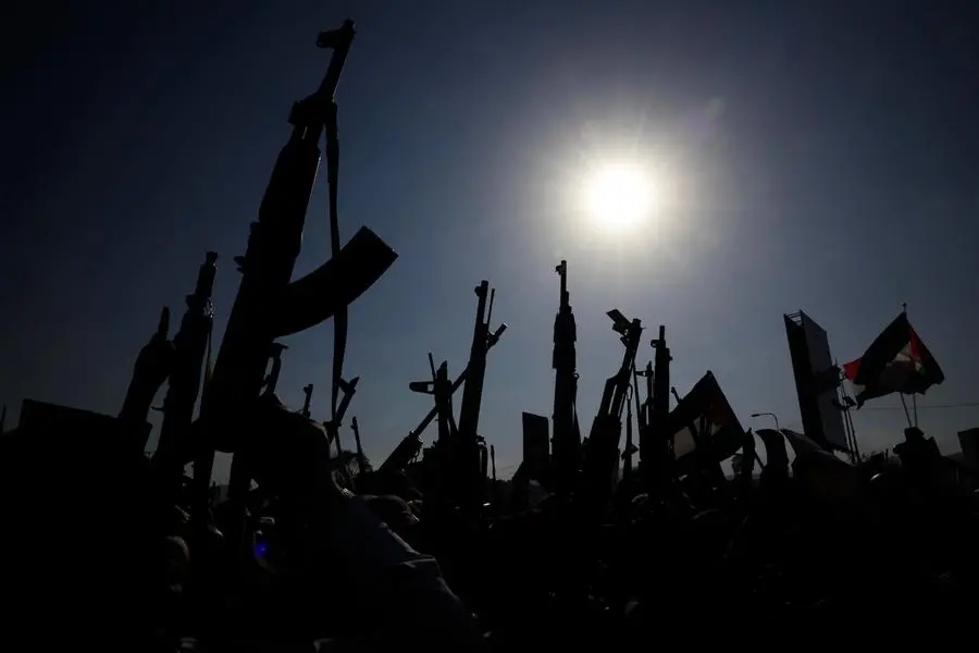 Sostenitori Houthi innalzano le armi durante una manifestazione di protesta contro Israele, a Sana\\'a, Yemen, 17 ottobre 2025. un\\'immagine di grande potenza visiva e simbolica di un mondo in fiamme. , ANSA/EPA