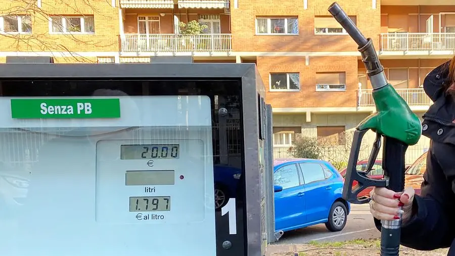 Caro benzina: non ci restano che i rimedi della nonna al volante
