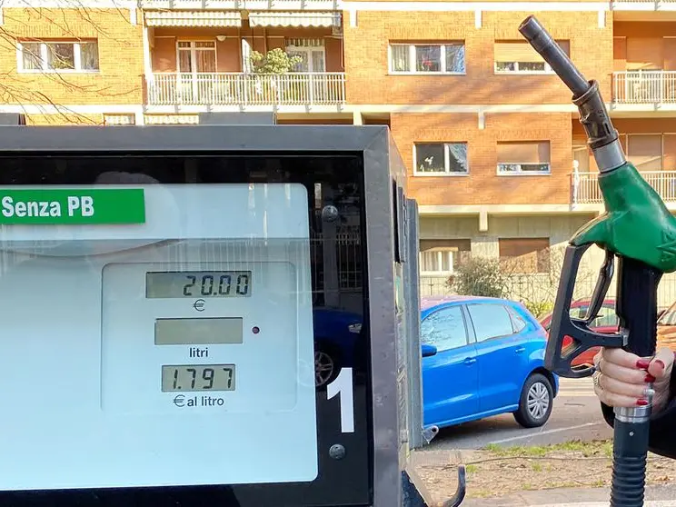 Caro benzina: non ci restano che i rimedi della nonna al volante