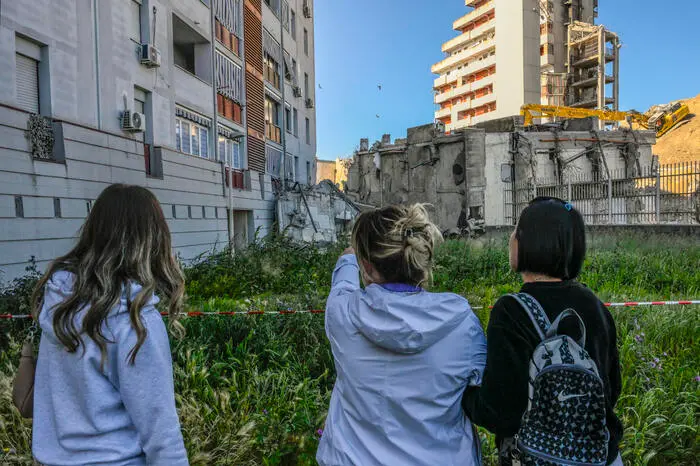 Il crollo parziale della Vela Rossa avvenuto la scorsa notte nel quartiere napoletano di Scampia, 20 maggio 2026. L'edificio dallo scorso dicembre è in fase di abbattimento e la scorsa notte, per cause in corso di accertamento, c'è stato il cedimento del vano ascensori. ANSA/CIRO FUSCO