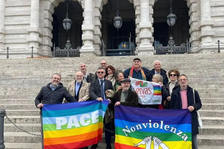 I promotori della legge di iniziativa popolare davanti alla sede della Corte di Cassazione a Roma