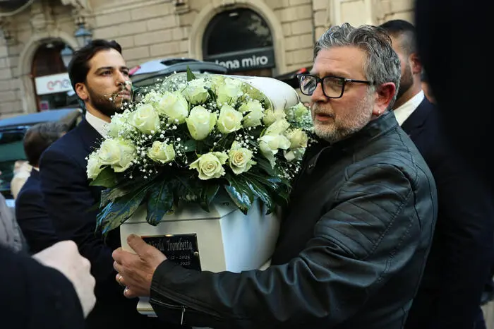 Il marito di Democrito, la 46enne che si \\u00E8 gettata dalla finestra con i figli mentre trasporta la bara del pi\\u00F9 piccolo, durante il funerale alla Basilica dell\\'Immacolata a Catanzaro , ANSA