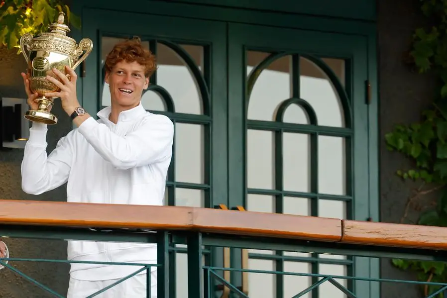 Jannik Sinner con il frofeo di Wimbledon 2025 , IMAGN IMAGES via Reuters Connect