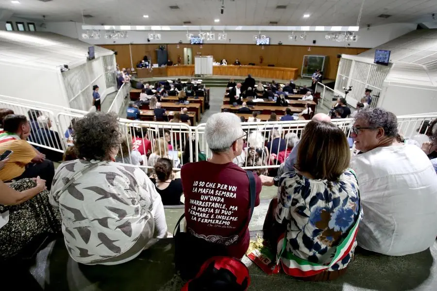 Un presidio della societ\\u00E0 civile durante l\\'udienza del processo a carico di 44 imputati per il caso Hydra su presunta alleanza tra le tre mafie presso l\\u2019aula bunker di piazza Filangieri a Milano, 9 luglio 2026 , ANSA