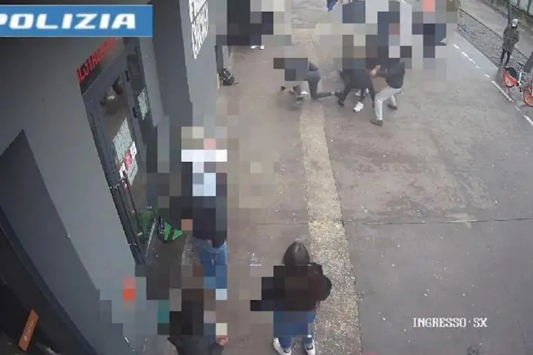 Una baby gang mentre aggredisce alcuni coetanei , ANSA