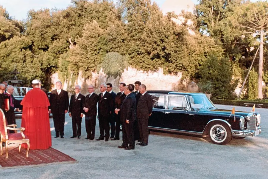 La Mercedes-Benz 600 Pullman Landaulet (W 100), realizzata nel 1965 con un allestimento speciale per il Vaticano e donata a papa Paolo VI nel settembre dello stesso anno, è esposta nella mostra