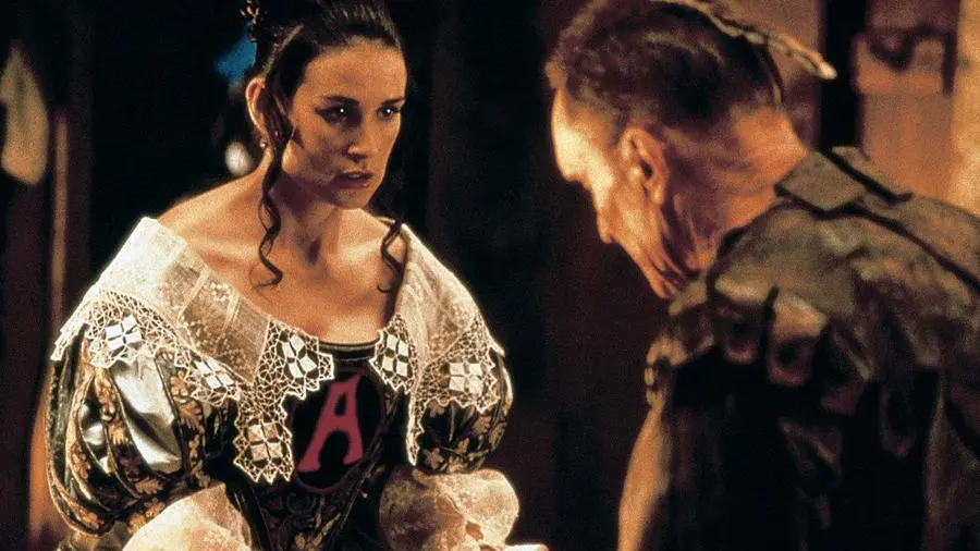 Stasera in tv “La lettera scarlatta”: che cos’era questa umiliante punizione dei puritani del 1600
