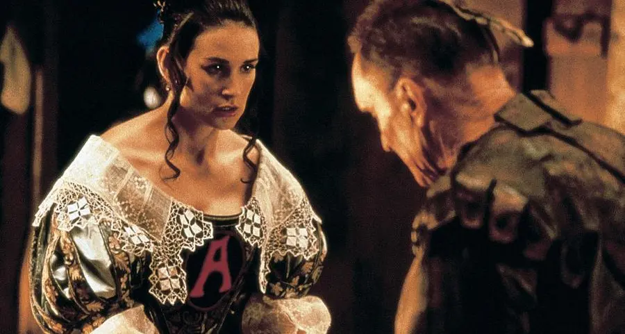 Stasera in tv il film \"La lettera scarlatta\": la vera storia di questo marchio umiliante della Boston puritana del XVII secolo
