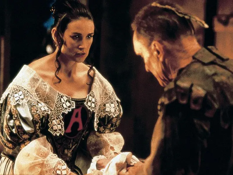Stasera in tv il film \"La lettera scarlatta\": la vera storia di questo marchio umiliante della Boston puritana del XVII secolo