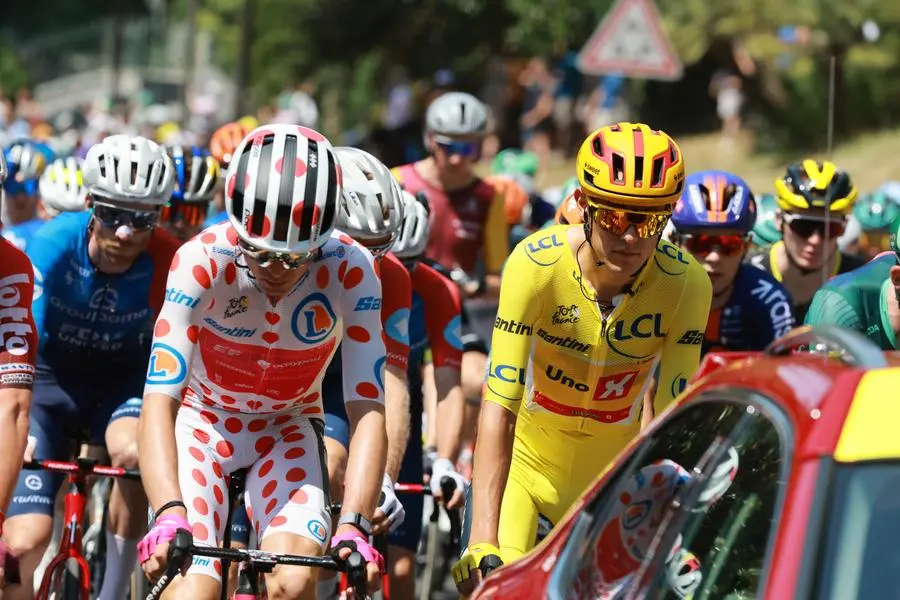 Cycling - Tour de France - Stage 6 - Pau to Gavarnie-Gedre - Pau, France - July 9, 2026 EF Education - EasyPost's Alex Baudin wearing the polka-dot jersey and Uno-X Mobility's Torstein Traeen wearing the yellow jersey before the start of stage 6 REUTERS/Stephanie Lecocq