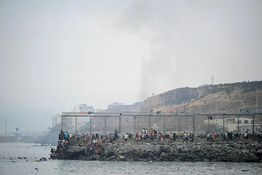 Migranti attraversano a nuoto il confine marittimo per raggiungere Ceuta, enclave spagnola in territorio africano. La foto è stata scattata il 31 luglio 2026 durante l’emergenza migratoria che ha riportato sotto pressione una delle frontiere più delicate dell’Unione europea