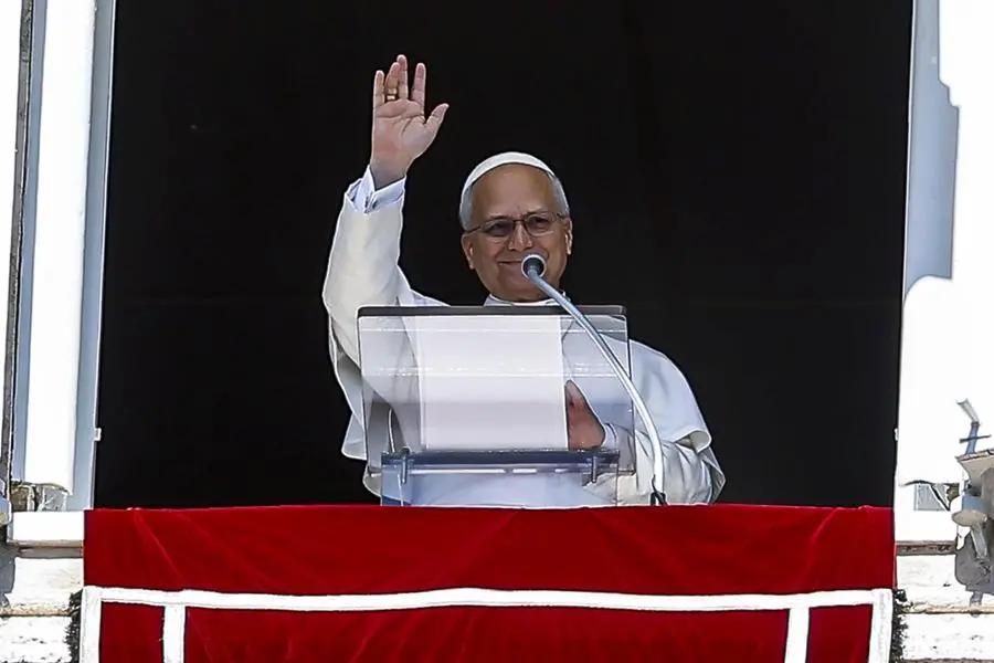 Il Papa durante l\\'Angelus in piazza San Pietro , ANSA