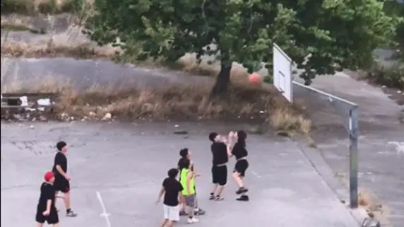 La solidarietà di Bargnani ai ragazzi di Marano: «Vederli giocare a basket senza il ferro mi ha colpito»