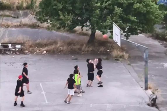 Un frame del video dei ragazzini di Marano che giocano a basket
