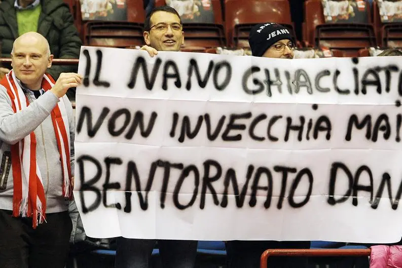 A welcome banner displayed by some fans in 2011 for the return of Dan Peterson