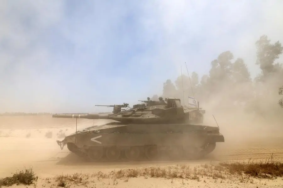 I carri armati israeliani Merkava manovrano verso il confine meridionale della Striscia di Gaza vicino a Khan Yunis, visti dal sud di Israele, 20 maggio 2025. L\\'esercito israeliano ha continuato a colpire obiettivi in tutta la Striscia di Gaza nell\\'ambito dell\\'operazione \"Gideon\\'s Chariots\". EPA/ATEF SAFADI / ANSA , EPA