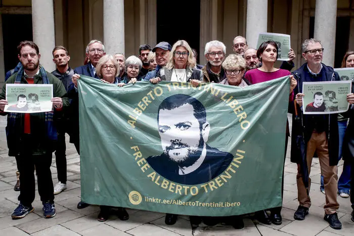 The banner was displayed at the end of the 'Freedom for Alberto immediately' conference to ask for the release of his son Alberto Trentini detained in Venezuela for a year at Palazzo Marino in Milan, 15 November 2025. ANSA/MOURAD BALTI TOUATI