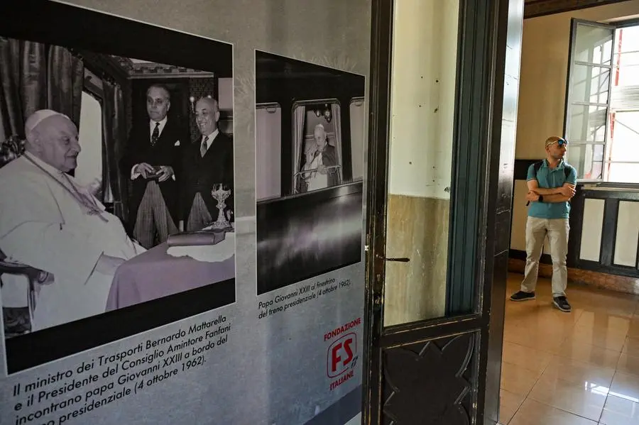 I pannelli che ricordano l'arrivo in treno di Papa Giovanni XXIII ad Assisi e Orvieto il 4 ottobre 1962.