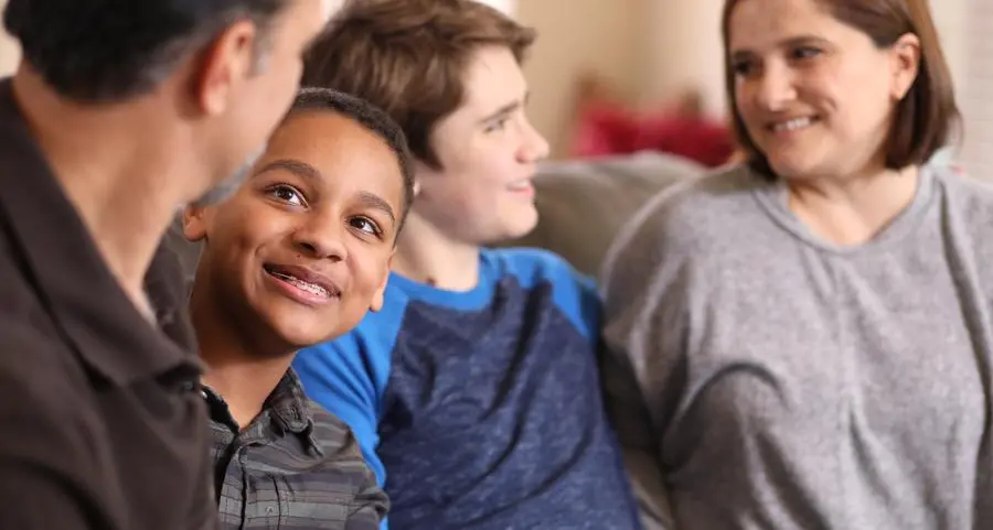 Adozioni internazionali, chi sono le famiglie coinvolte e i minori in arrivo in Italia