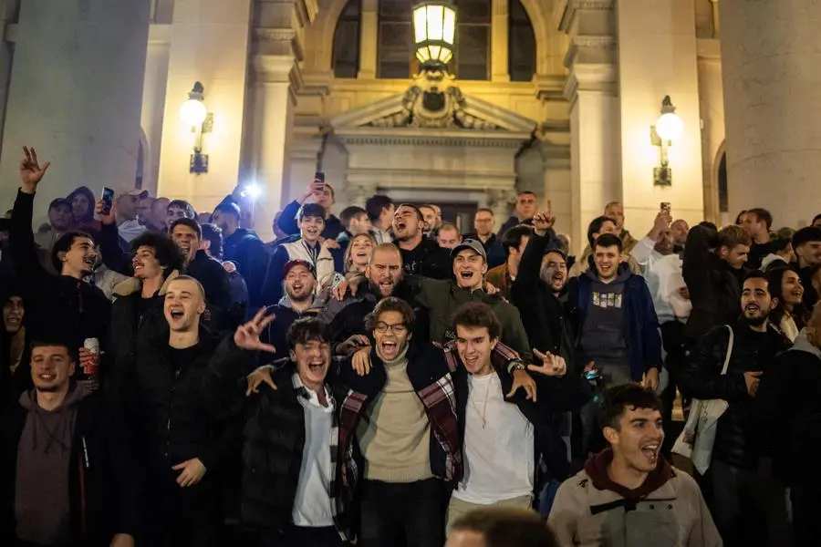 Sostenitori della Lista studentesca in festa davanti al palazzo del Parlamento a Belgrado. , REUTERS