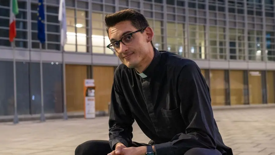 Don Alberto Ravagnani ha pagato dazio alla sovraesposizione mediatica ma anche preti e suore possono abitare (bene) i social