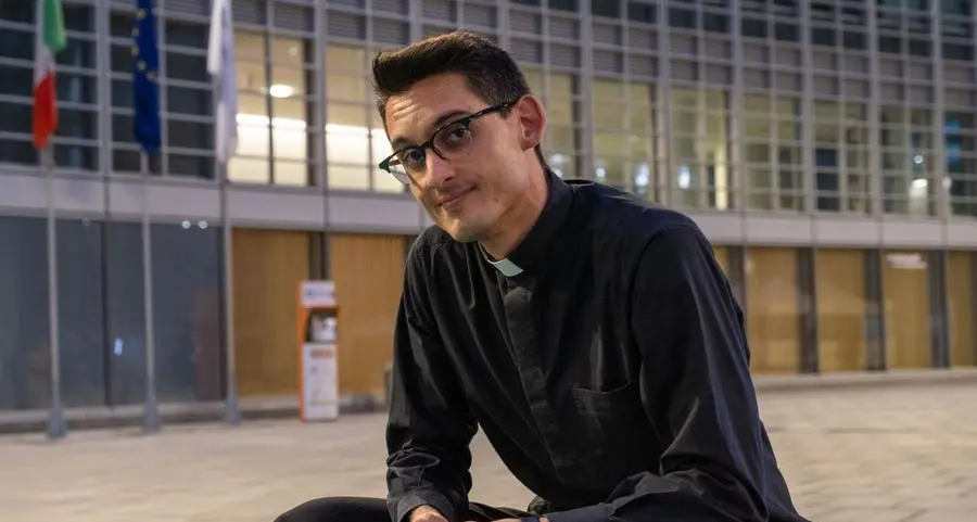 Don Alberto Ravagnani ha pagato dazio alla sovraesposizione mediatica ma anche preti e suore possono abitare (bene) i social