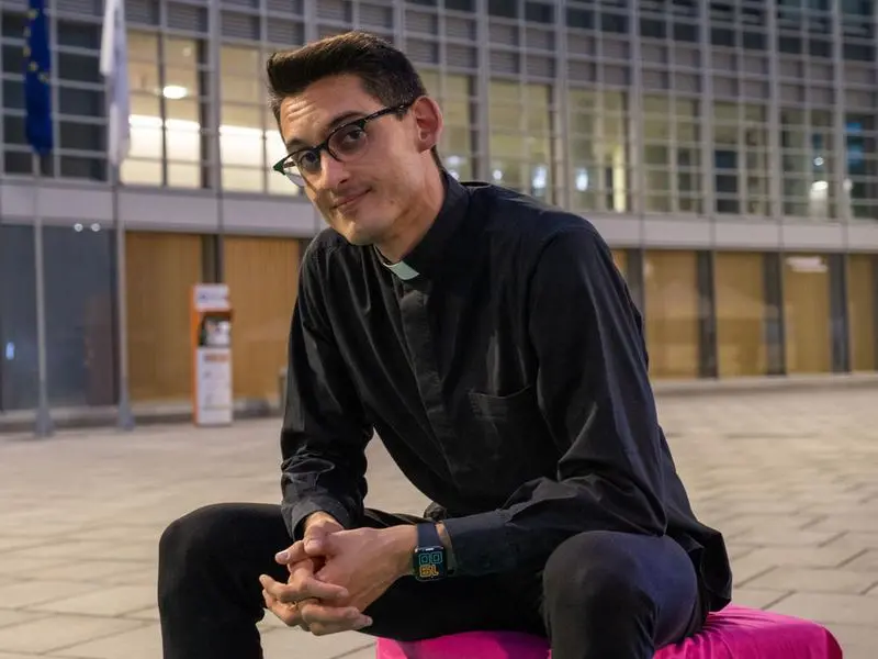 Don Alberto Ravagnani ha pagato dazio alla sovraesposizione mediatica ma anche preti e suore possono abitare (bene) i social