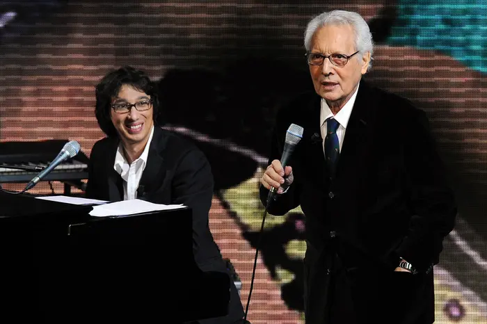 Enzo Jannacci (d) e il figlio Paolo durante la registrazione dello speciale di \\\"Che tempo che fa\\\" che gli e' stato dedicato in onda lunedi' 19 alle 21.10 su Rai3, che riporta Jannacci in tv dopo un lungo periodo di assenza. ANSA/DANIEL DAL ZENNARO