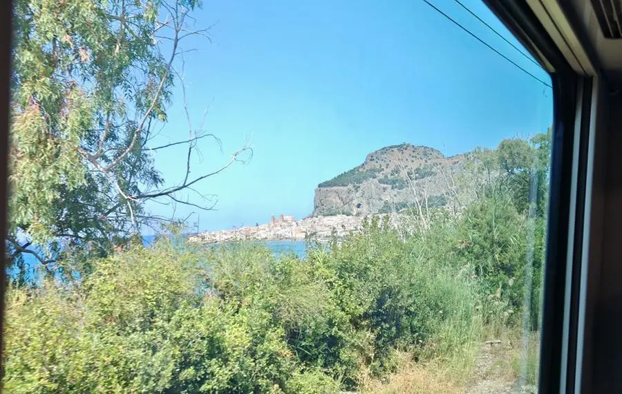 La vista di Cefalù dal treno.