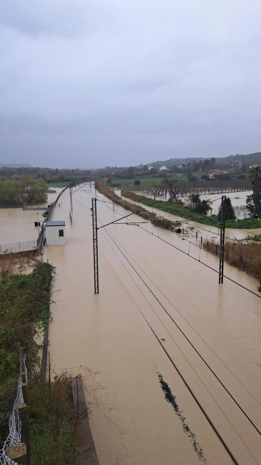 Italia divisa in due sulla costa Adriatica a causa dell'esondazione del fiume Osento con conseguente allagamento della sede ferroviaria: la circolazione è interrotta su entrambi i binari sulla linea Pescara-Foggia, nella tratta Porto di Vasto-Fossacesia, 1 aprile 2026. ANSA (npk)