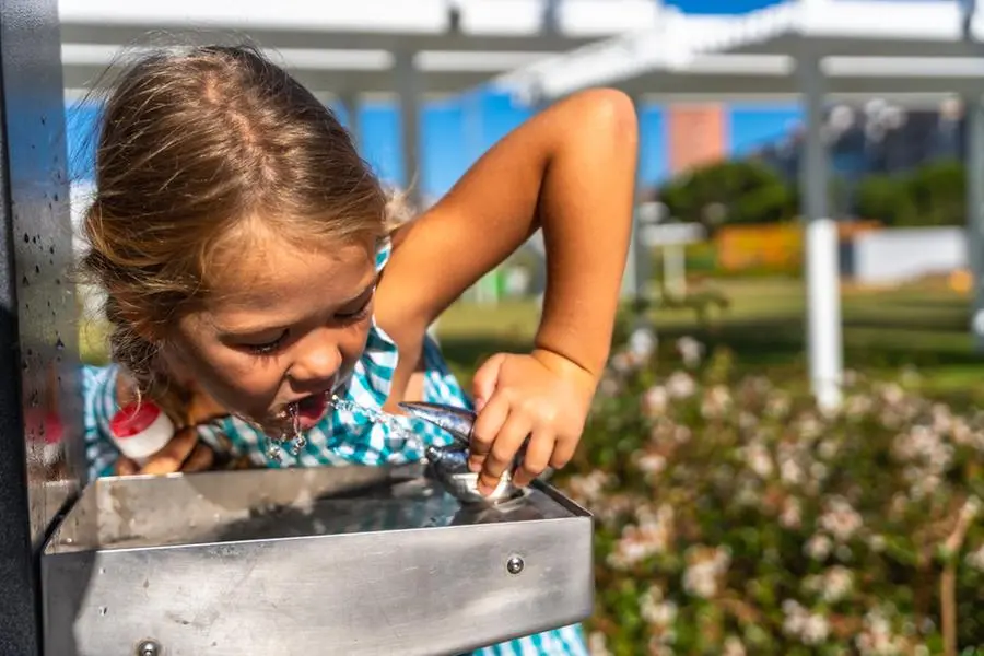 Una bambina si rinfresca. Nelle strutture educative le temperature elevate non costituiscono pi\\u00F9 un fenomeno straordinario , Getty Images