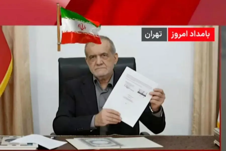 IL presidente iraniano Masoud Pezeshkian mostra la firma del memorandum dell\\'accordo. , EPA
