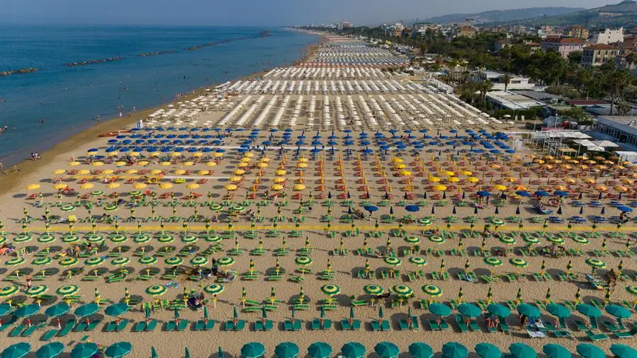 La calda estate delle spiagge italiane, fra privatizzazioni, rincari e record di cui faremmo volentieri a meno