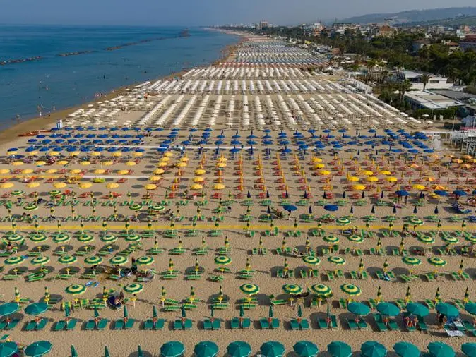 La calda estate delle spiagge italiane, fra privatizzazioni, rincari e record di cui faremmo volentieri a meno