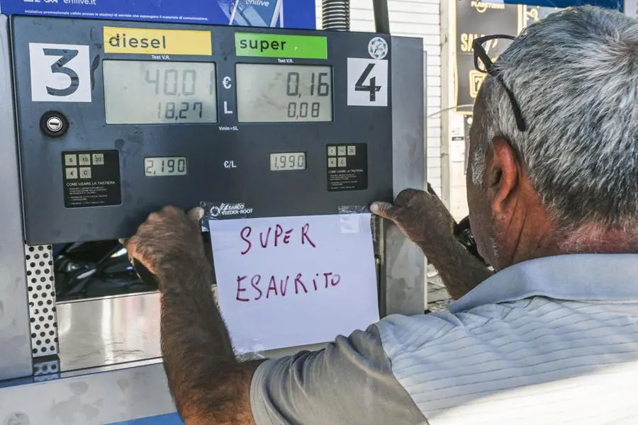Un distributore Eni in via Colombo a Napoli, con il tetto ai prezzi del carburate fissato dalla compagnia, avvisa i cliienti di aver esaurito la benzina, 28 settembre 2026