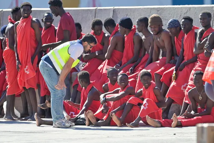 Alcune delle 169 persone arrivate al porto di La Estaca (El Hierro) - tra cui sette minori - a bordo di una piccola imbarcazione (cayuco) si riposano sul molo di El Hierro, Isole Canarie, Spagna, 7 aprile 2026. , EPA