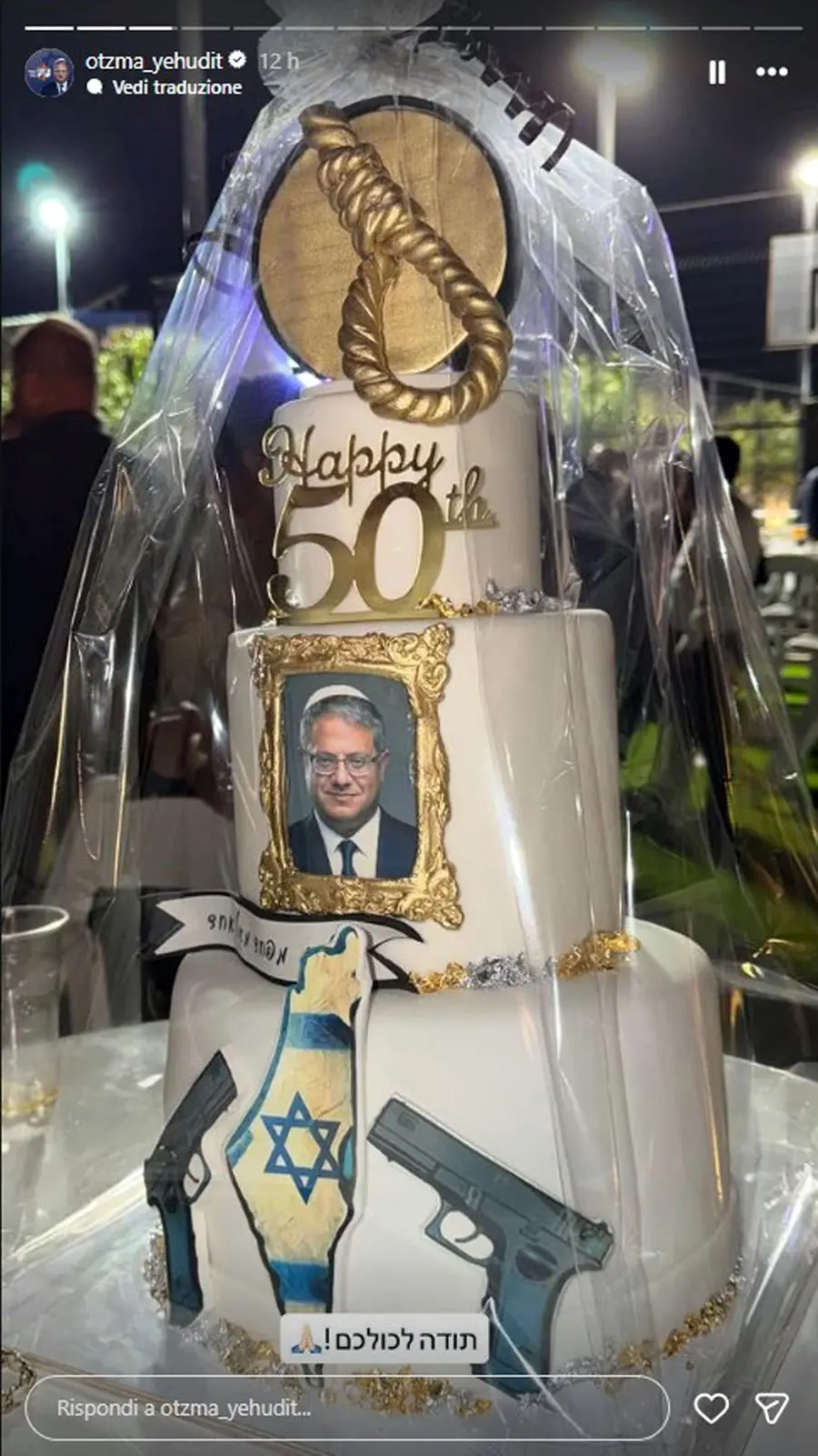 Dal profilo Instagram del partito di estrema destra Otzmá Yehudit, uno dei regali ricevuti per il 50esimo compleanno dal ministro della Sicurezza Nazionale israeliana, Itamar Ben-Gvir: una torta con decorazioni raffiguranti delle pistole e un cappio, simbolo controverso di appoggio alla misura della reintroduzione della pena di morte in Israele applicabile a palestinesi considerati terroristi