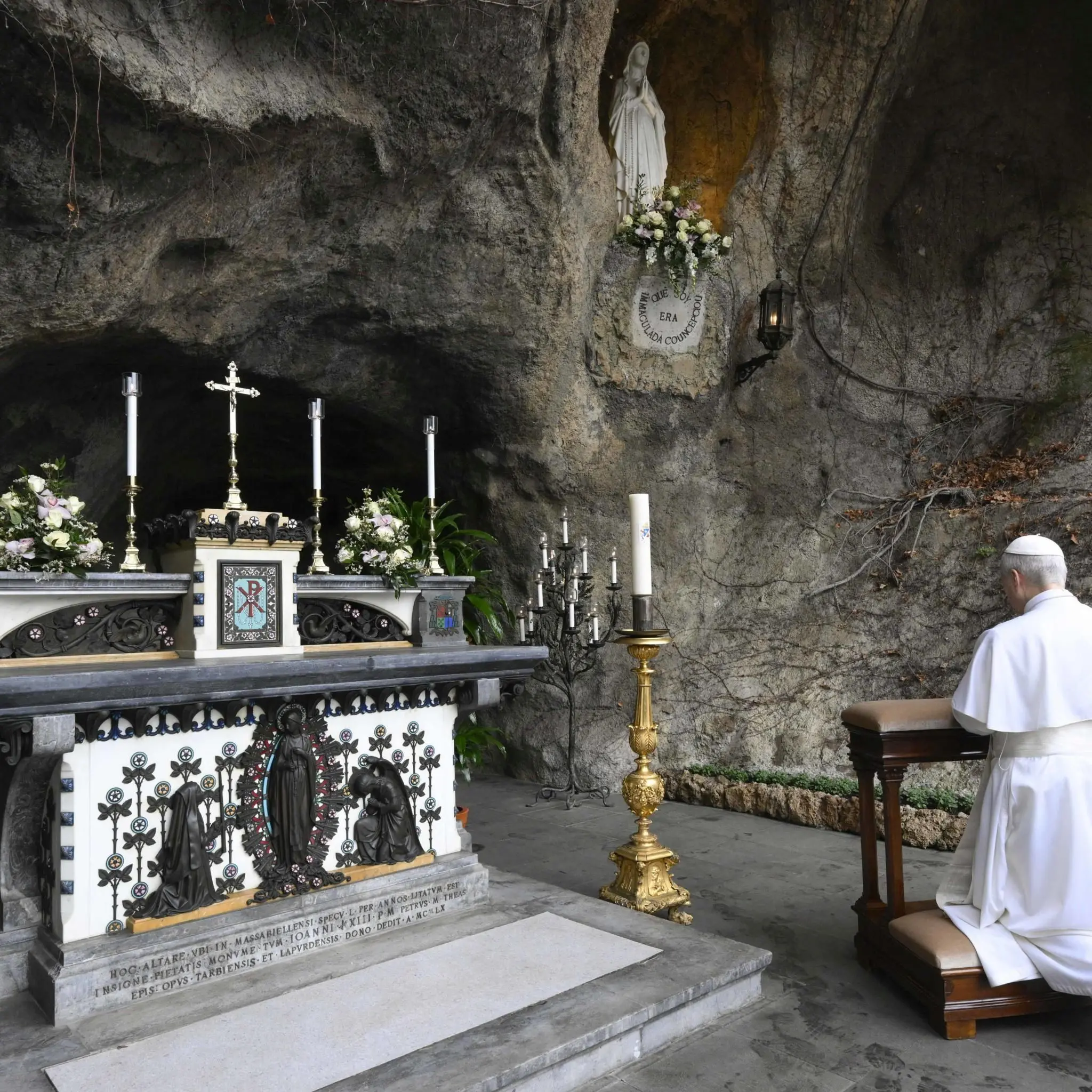 ore 19,30 - Diretta streaming, il Papa a Lourdes prega alla Grotta delle Apparizioni