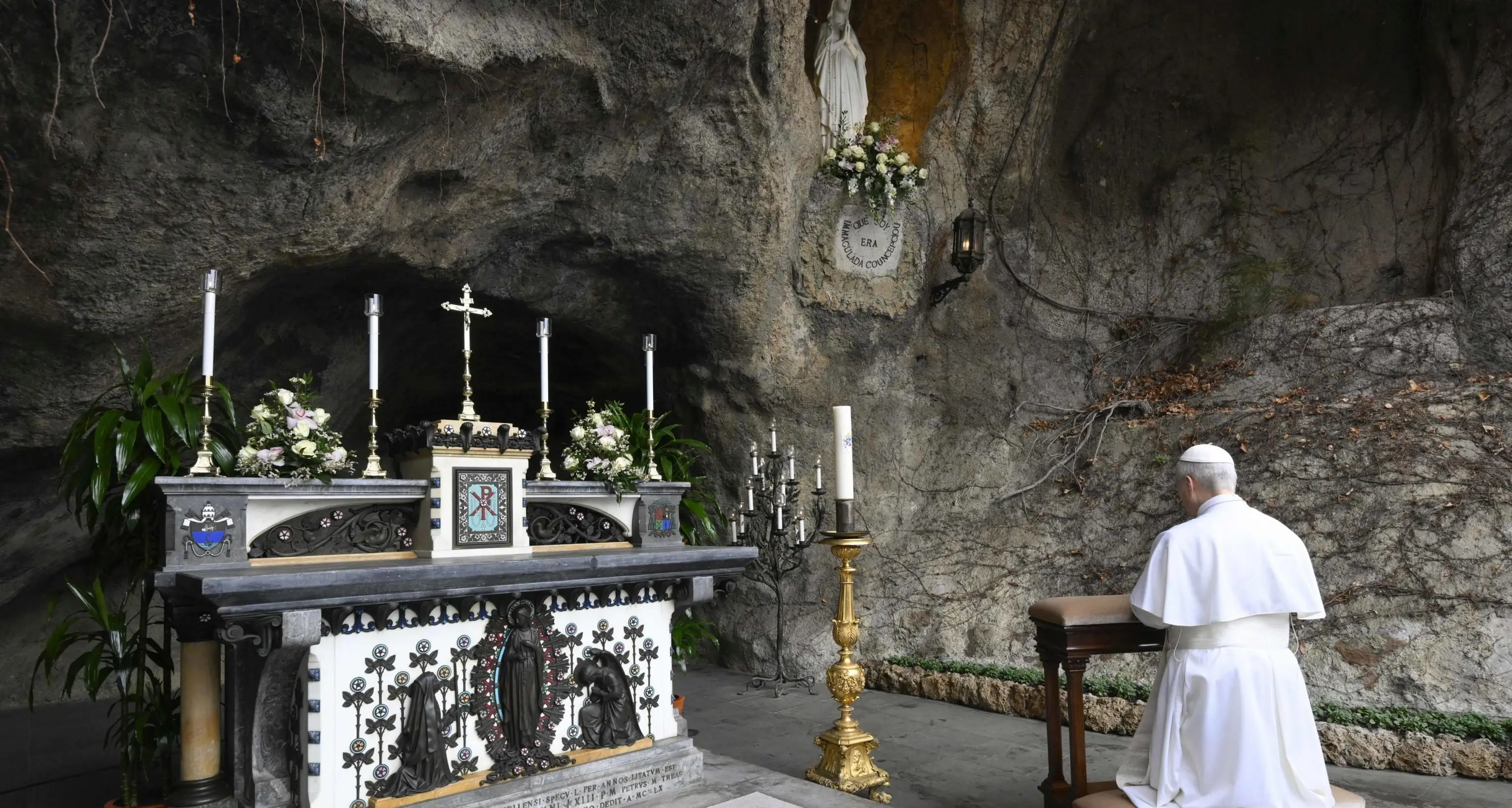 ore 19,30 - Diretta streaming, il Papa a Lourdes prega alla Grotta delle Apparizioni