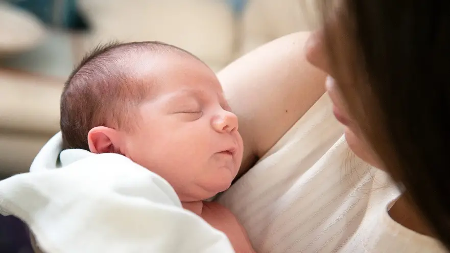 Festa della mamma, Italia indietro sui congedi: solo 15ª in Europa