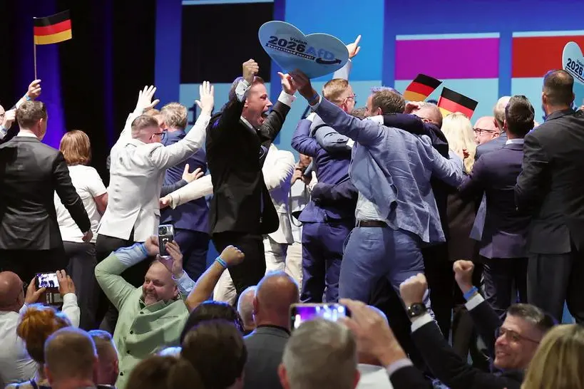 Sassonia-Anhalt, sostenitori dell\\u2019AfD festeggiando dopo gli exit poll durante la festa elettorale del partito di estrema destra a Magdeburgo, il 6 settembre 2026. , EPA