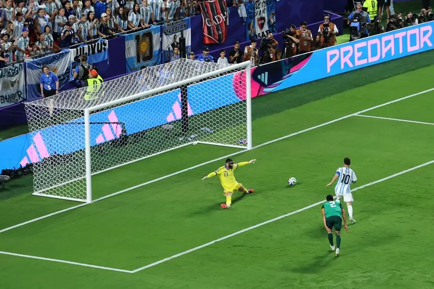 Luca Zidane, figlio di Zinedine, portiere dell\\'Algeria, subisce uno dei tre gol dall\\'Argentina all\\'esordio mondiale , REUTERS