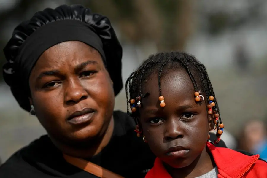 Migranti in attesa di papa Leone XIV a Tenerife, il 12 giugno. , ANSA