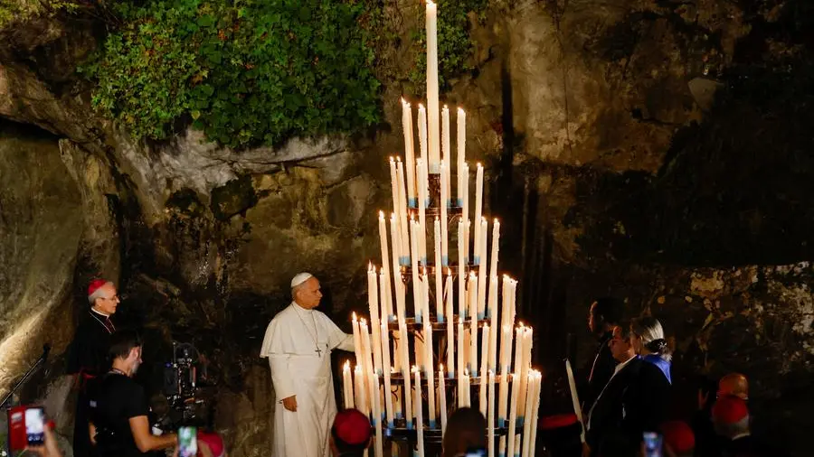 Il Papa nella grotta di Lourdes, per la Francia e per la pace