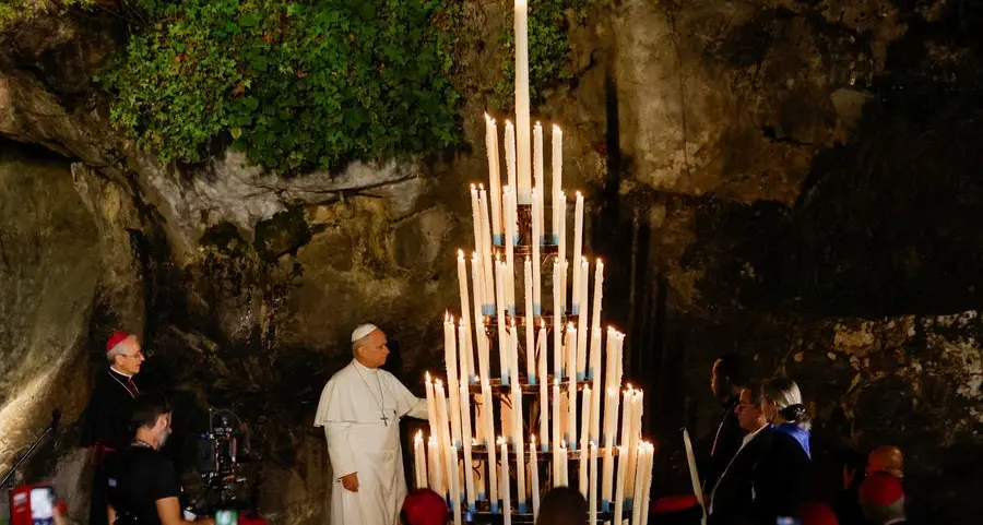 Il Papa nella grotta di Lourdes, per la Francia e per la pace